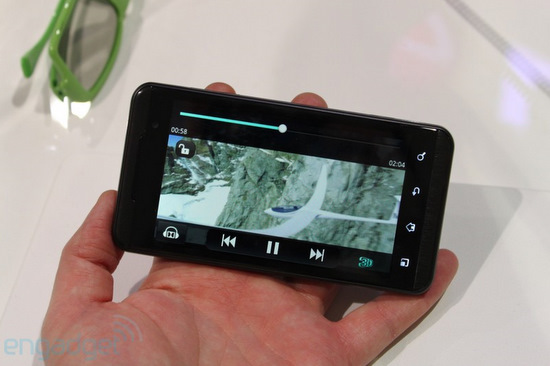 LG Mobile, 3D deneyimi sunan Optimus 3D'yi duyurdu