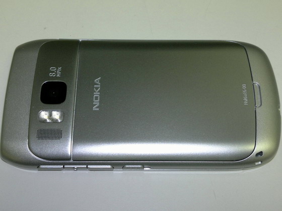 Beyaz renkli ve QWERTY klavyeli Nokia E6-00 kameralara poz verdi