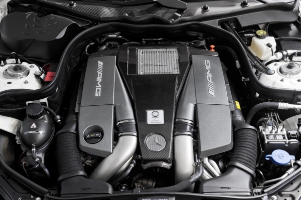 Mercedes'in süper sedanı E63 AMG, 5.5L biturbo V8 motor'dan güç alıyor
