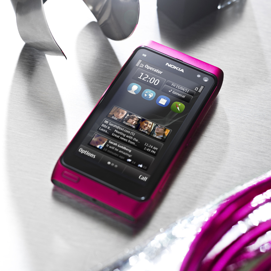 Nokia N8'in renk seçeneklerine Pembe de ekleniyor