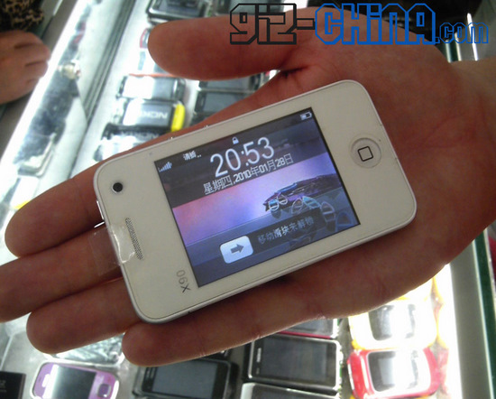 Çinli üreticilerden 58$ fiyat etiketine sahip beyaz renkli iPhone 4 klonu: X90