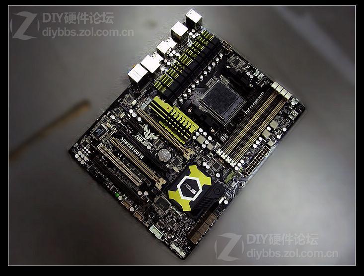 Asus'un Bulldozer işlemcileri için hazırladığı 990FX Sabertooth anakartı ortaya çıktı