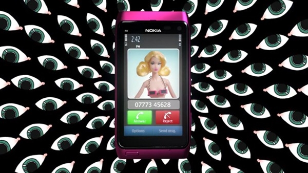 karsinizda nokia dan pembe renkli n8 00 icin ilginc bir reklam donanimhaber