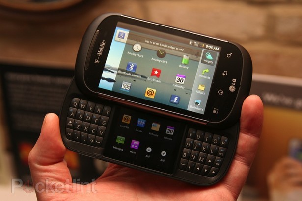 LG'nin çift dokunmatik ekranlı, QWERTY klavyeli ve Androidli modeli kameralar karşısında