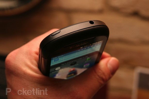 LG'nin çift dokunmatik ekranlı, QWERTY klavyeli ve Androidli modeli kameralar karşısında