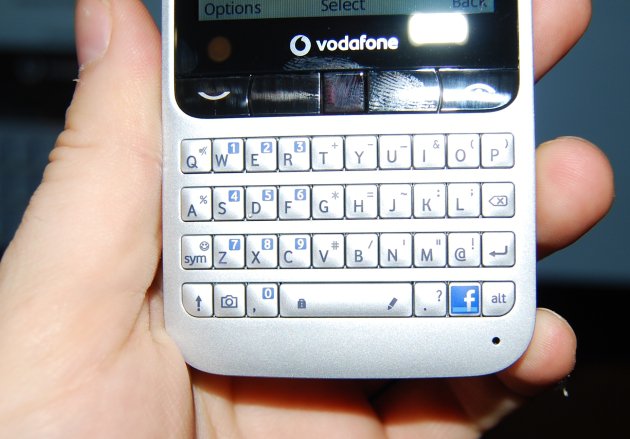 Vodafone'dan Facebook telefonu; Blue 555