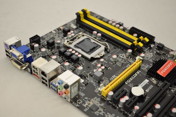 Yakın Plan: Foxconn'un Z68 çipsetli Intel anakartı Z68A-S