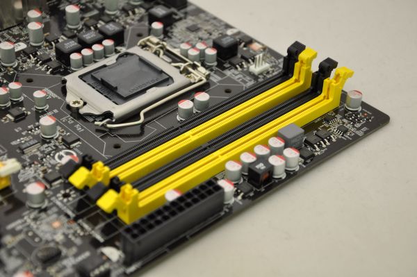 Yakın Plan: Foxconn'un Z68 çipsetli Intel anakartı Z68A-S