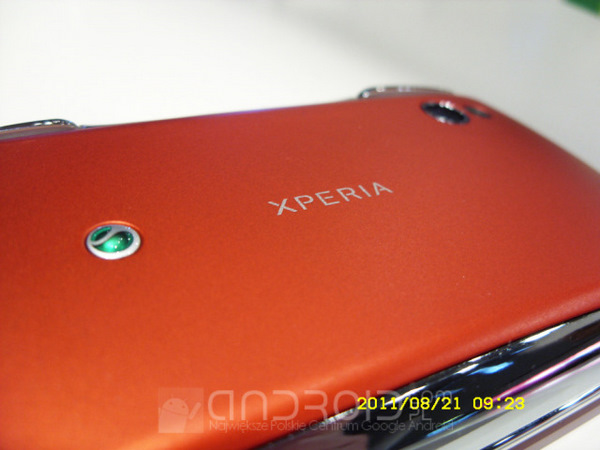 PlayStation sertifikalı Sony Ericsson Xperia Play'e turuncu renk seçeneği eklendi