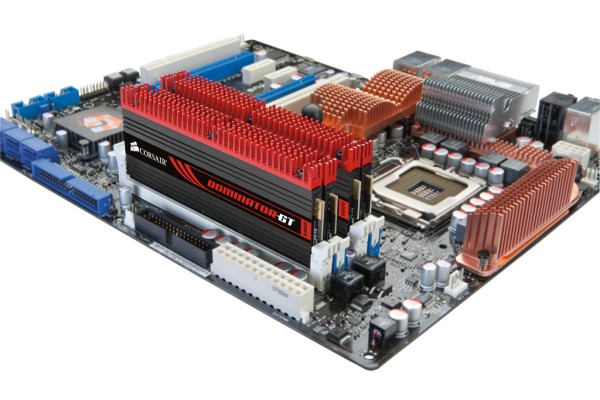 Corsair'den 32GB kapasiteli dört kanal DDR3 bellek kiti