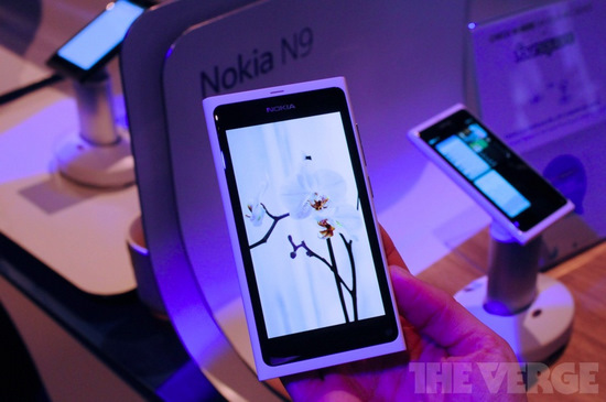 Nokia N9'un parlak beyaz renkli versiyonu görücüye çıktı