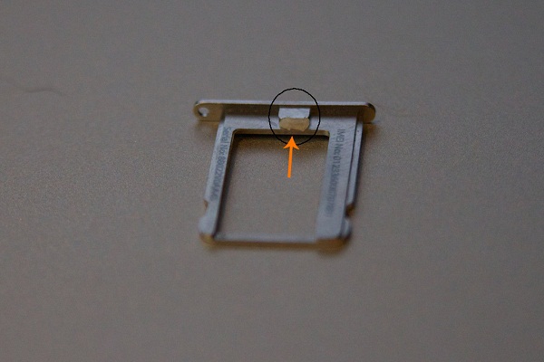 Bazı iPhone 4S sahipleri SIM kartın tanınmadığına dair mesajlar almaya başladıklarını belirtiyor 