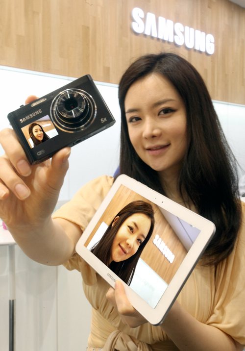 Samsung, çift ekranlı dijital kamerası DV300F'yi Güney Kore'de satışa sunuyor