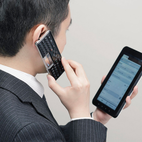 Elecom'un Bluetooth'lu klavyesi TK-MBD041 ile telefon görüşmeleri yapılabiliyor