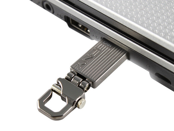 Pny'dan kancalı tasarıma sahip USB bellek: Transformer Attaché
