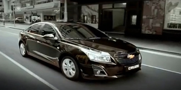 Makyajlanmış Chevrolet Cruze yeni videolar ile detaylandı
