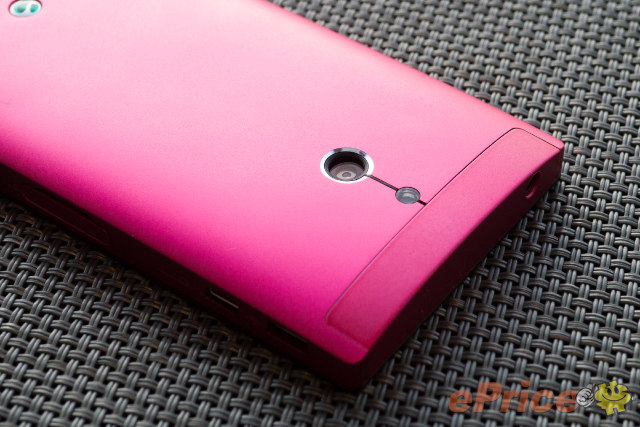 Pembe renkli Sony Xperia P'nin detaylı fotoğrafları internette paylaşıldı