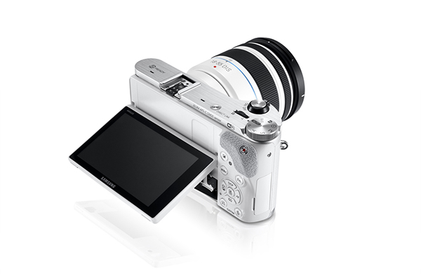 Samsung, aynasız sistem fotoğraf makinesi NX300'ü duyurdu