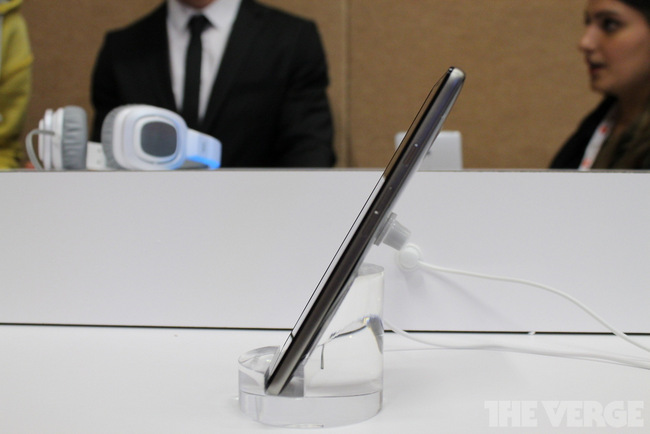 CES 2013: Huawei, 6.1-inç ekranlı akıllı telefon-tablet melezi Ascend Mate'i tanıttı