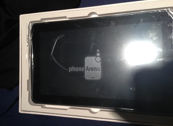 Samsung'un yeni Galaxy Tab 3 modelinin kutusuyla birlikte görüntülendiği iddia ediliyor