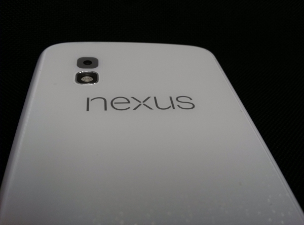 Beyaz Nexus 4 görüntülendi