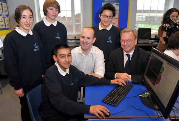 Google, İngiltere'de okullara 15000 adet Raspberry Pi ürünü hibe ediyor