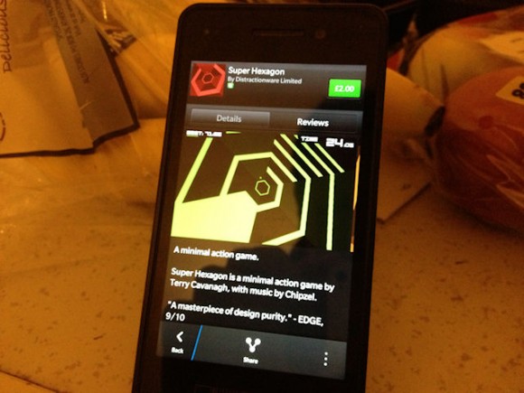 Super Hexagon oyunu BlackBerry 10 işletim sisteminde de yerini aldı