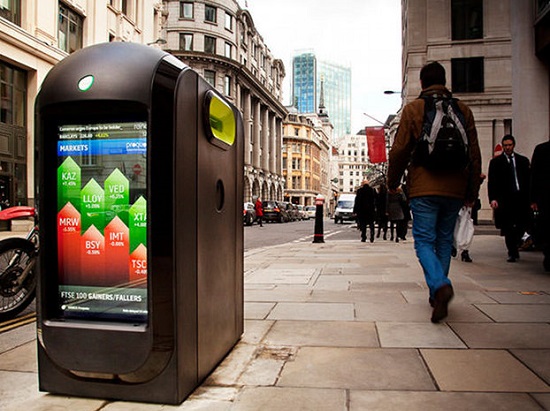 Londra'da LCD ekranlı geri dönüşüm kutuları sokaklarda yerini almaya başladı