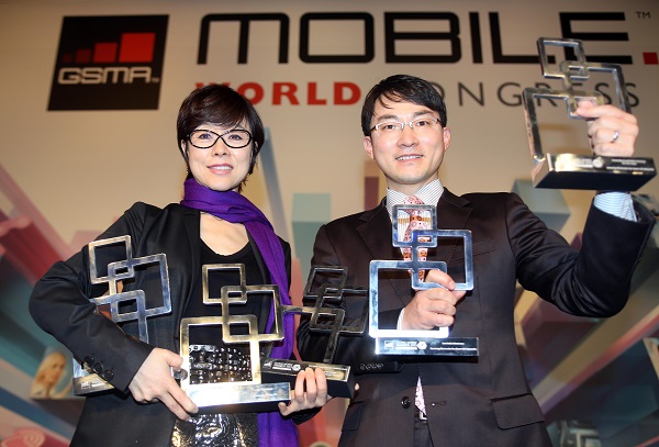 Samsung, MWC 2013'te üst üste ikinci yılda da hem Yılın Cihaz Üreticisi hem de En İyi Akıllı Telefon ödüllerini kazandı