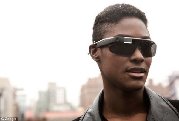 Google Glass kalabalık içerisinde kıyafetinden kişiyi tanıyabilecek