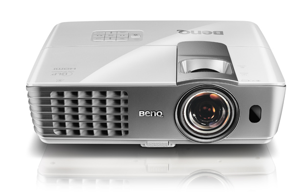 BenQ, yeni kısa mesafeli DLP projektörü W1080ST'yi satışa sunuyor