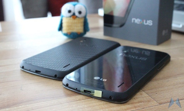 Nexus 4'ün tasarımında ufak tefek bazı değişiklikler gerçekleşti