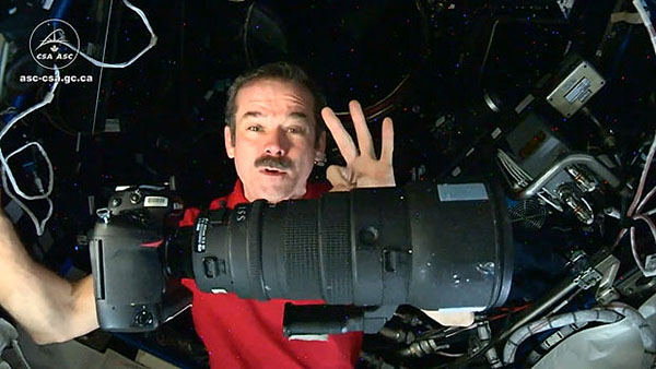 Astronot Chris Hadfiled, Uluslararası Uzay İstasyonu'nda nasıl fotoğraf çekildiği hakkında bir video yayınladı