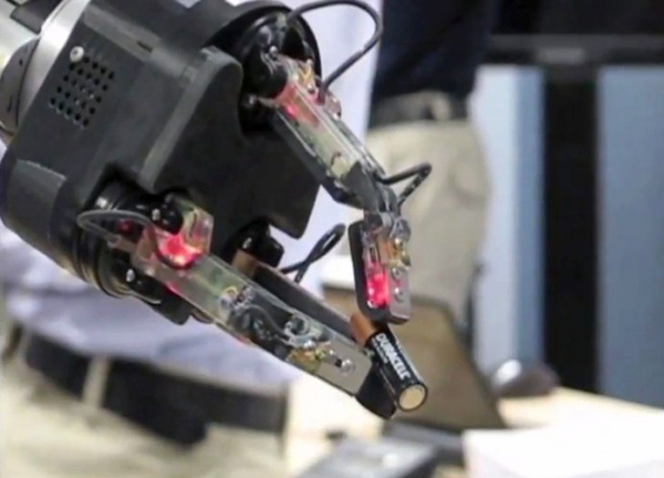 DARPA, geliştirdiği yeni robot teknolojileri ile insan hareketlerine daha çok yaklaşıyor