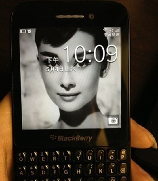 BlackBerry R10 bu kez siyah olarak görüntülendi