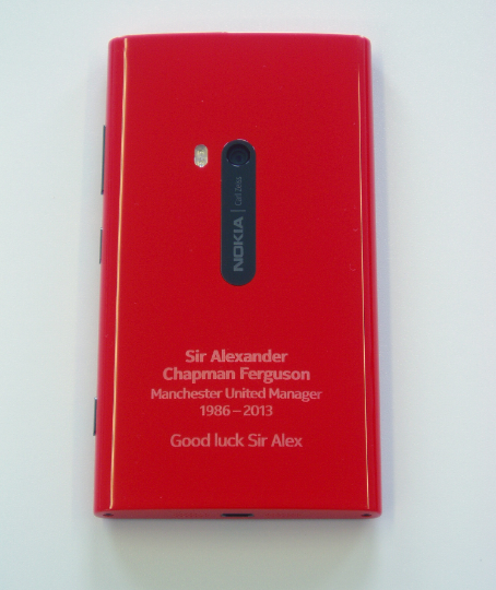 Nokia'dan Alex Ferguson'a özel kırmızı Lumia 920