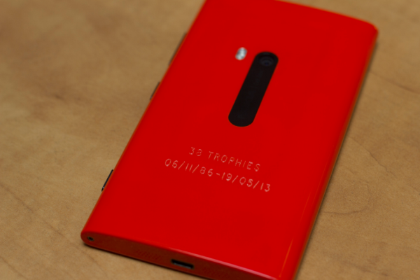 Nokia'dan Alex Ferguson'a özel kırmızı Lumia 920