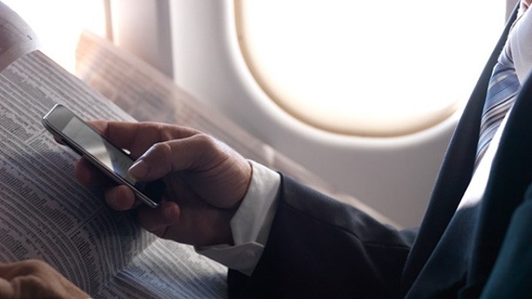 Araştırma : Uçak yolcularının yüzde 30'u mobil cihazlarını kapatmayı unutuyor