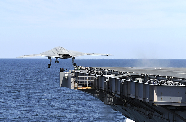 İnsansız hava aracı X-47B, uçak gemisi üzerinden ilk kalkışını gerçekleştirdi 