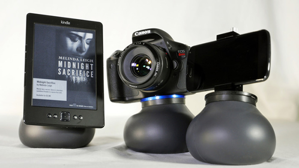 Farklı cihazlar ile uyumlu olarak kullanılabilen şekillendirilebilir kamera ayağı, 'Flex Shot'
