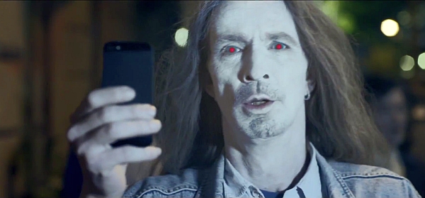 Nokia'dan iPhone kullanıcılarını zombiye benzeten yeni video
