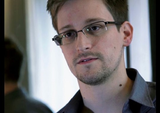 NSA, internet devlerine sınırsız erişim skandalını ortaya çıkaran kişinin peşine düştü
