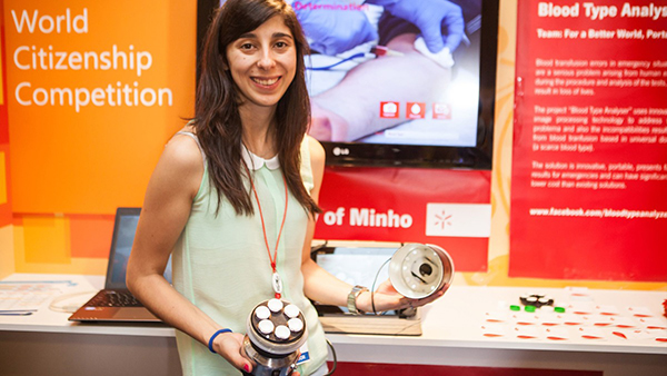 Ana Ferraz tarafından geliştirilen prototip cihaz, 5 dakika içerisinde kan gurubu tespiti yapabiliyor