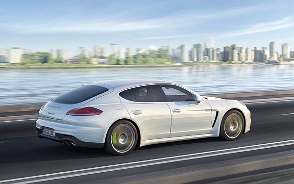 Porsche'den elektrik motorlu Panamera S E-Hybrid için 11 dakikalık video