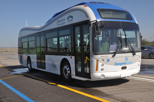 Güney Kore'de elektrikli araçları şarj edebilen otoyollar test ediliyor