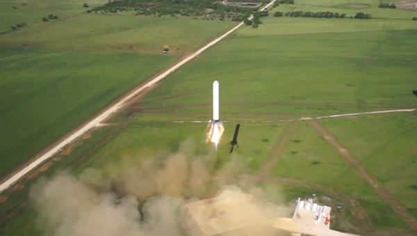 Dikey iniş ve kalkış yapabilen Grasshooper isimli roket hakkında yeni bir test videosu yayınlandı