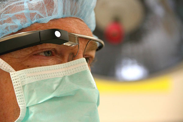 Google Glass ameliyat odalarına da giriş yaptı