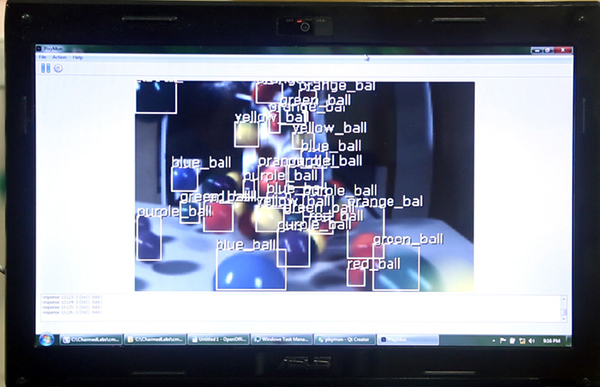 Açık kaynak kodlu kamera sistemi Pixy, farklı objeleri renklerinden algılayarak takip edebiliyor