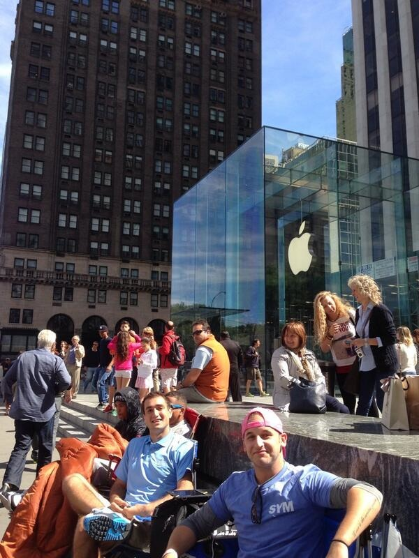 Yeni iPhone'un ayak sesleri, Apple Store önünde şimdiden kuyruk oluşturmaya yetti