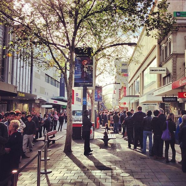 iPhone 5s / 5c satışa sunuldu; Apple Store'ların önünde bilindik görüntüler !